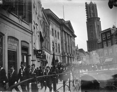 853353 Afbeelding van de optocht ter gelegenheid van het 10-jarig bestaan van de afdeling Utrecht van de Nederlandse ...